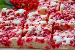 Bubble Cake with Red Currant (Czech bublanina) - Julia Recipes