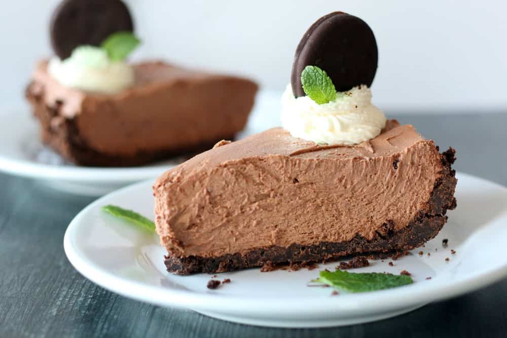 chocolate cheesecake with mint cookies