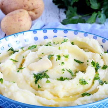 close up of mashed potatoes in plate