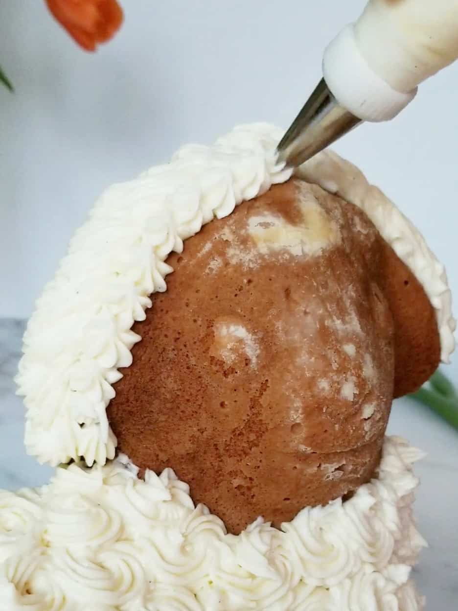 piping details of lamb cake head.