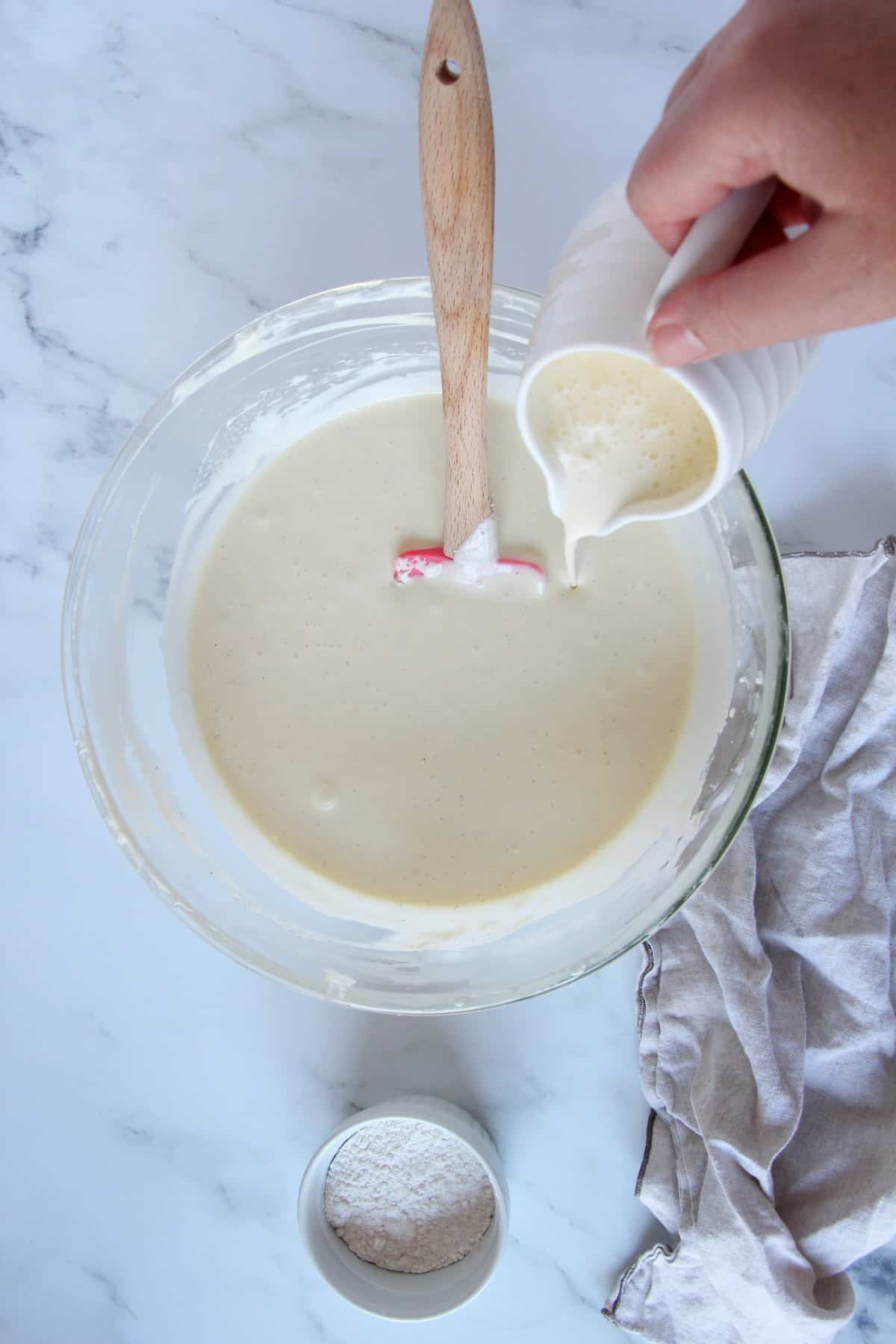 pouring heavy cream in cheesecake