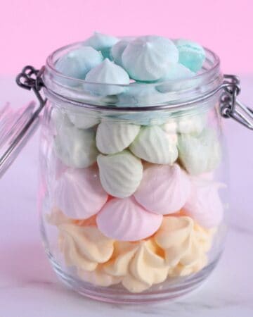 featured mini meringues in pastel colors