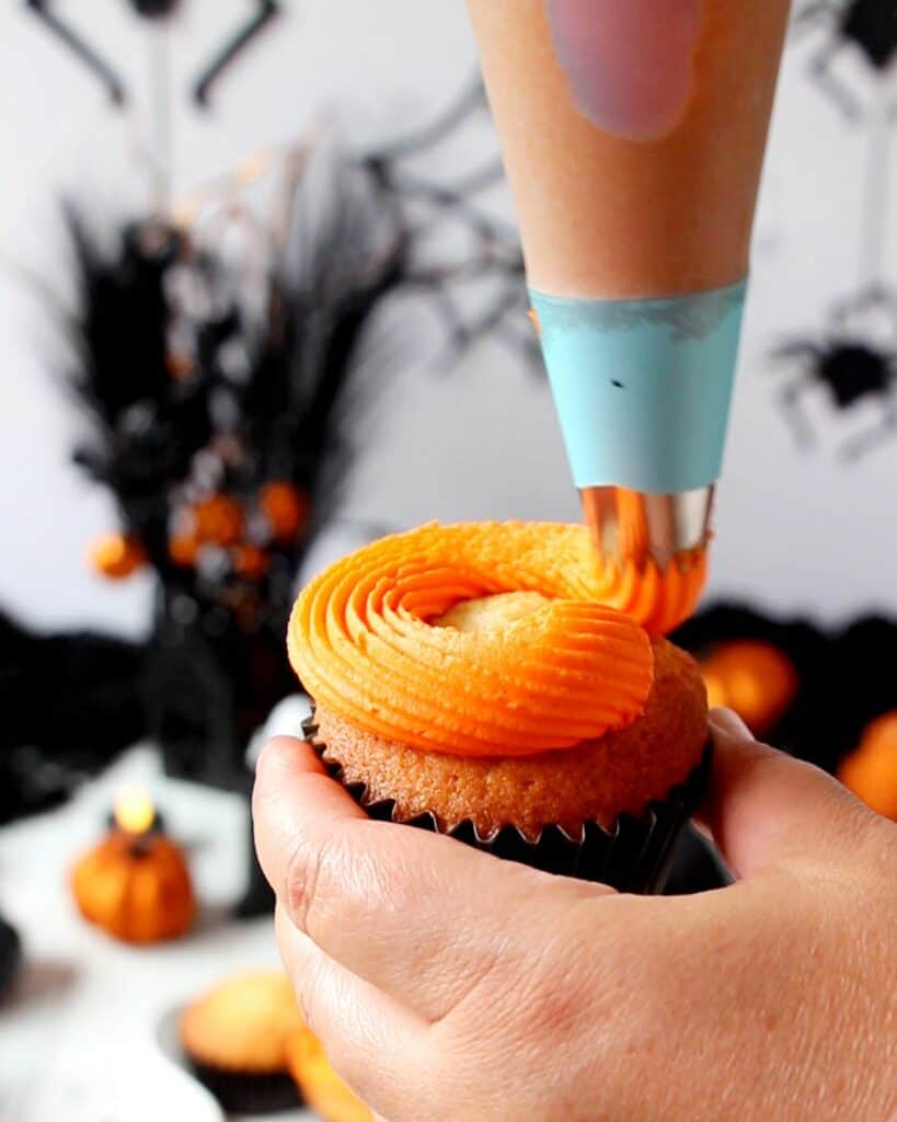 Decorating cupcake with buttercream

